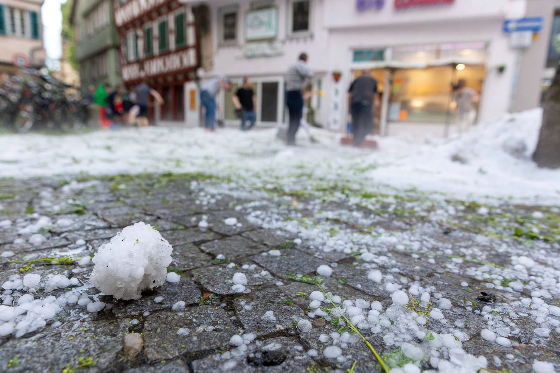 Auch die Gefahr von Hagel steigt in diesem Jahr: Unwetterphasen sind wahrscheinlich. Im letzten El-Niño-Jahr (2021) gingt dieser Hasgel in Tübingen runter.
