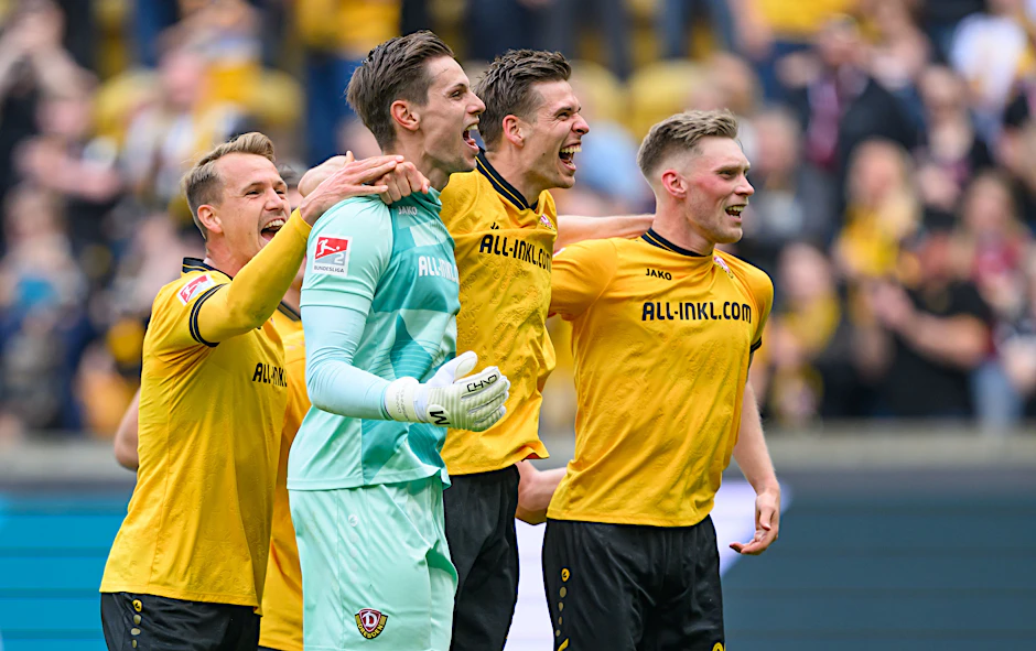 2:0 gegen Bochum: Ersatztorwart Daniel Mesenhöler und seine Mitspieler lassen sich von den Heimfans feiern.