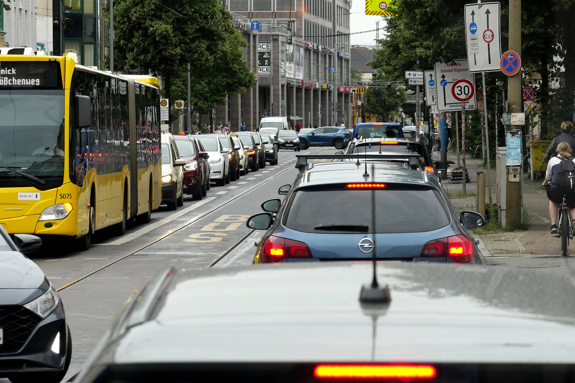 Die Köpenicker Bahnhofstraße wird seit Jahren immer wieder zur fiesen Staufalle. Bis 2027 soll rund um den Bahnhof noch gebaut werden.