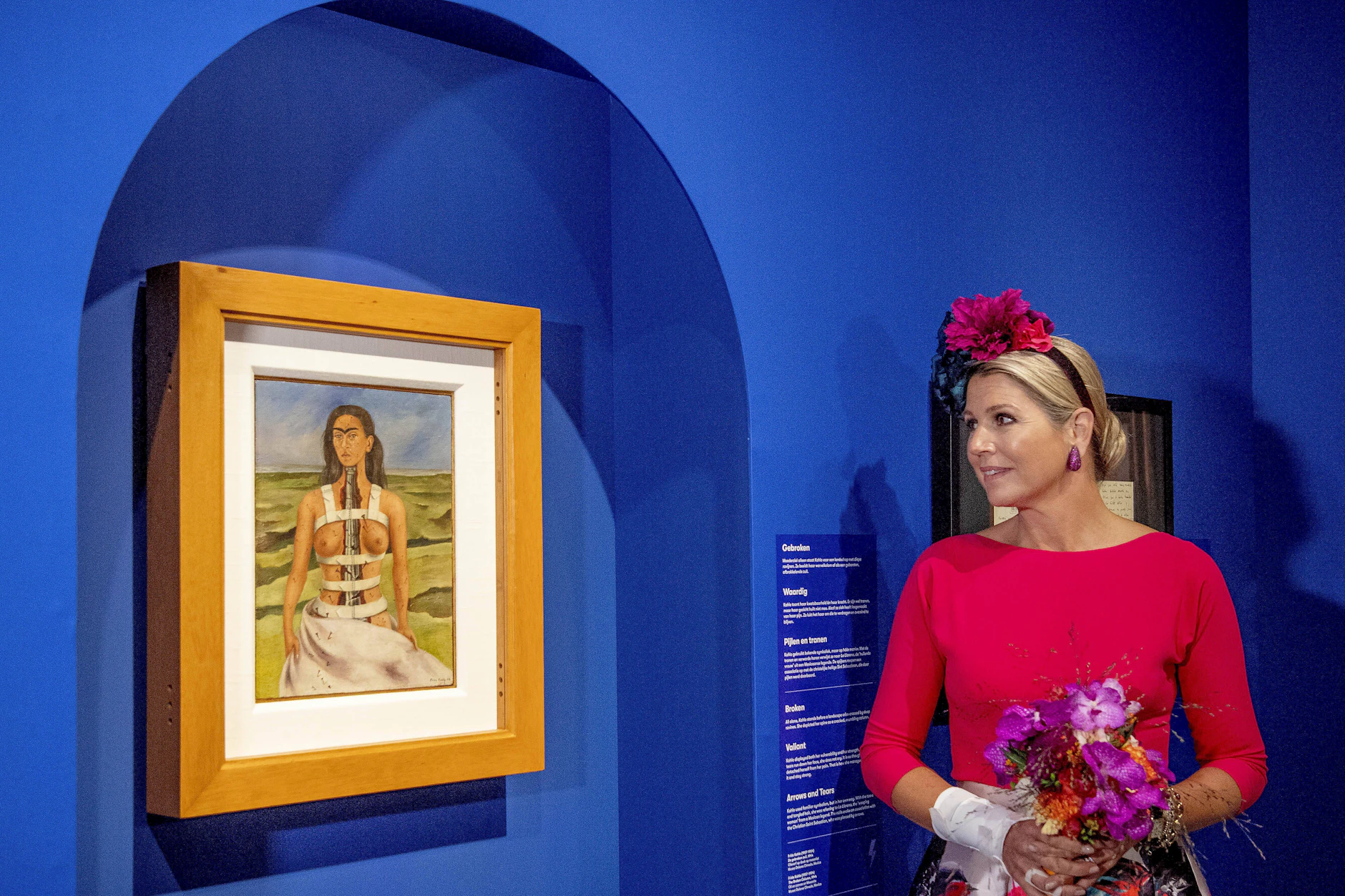 Kommunistin neben Königin: Máxima der Niederlande bei Frida-Kahlo-Ausstellung in Assen, 2021, mit Bild „Gebrochene Säule“.