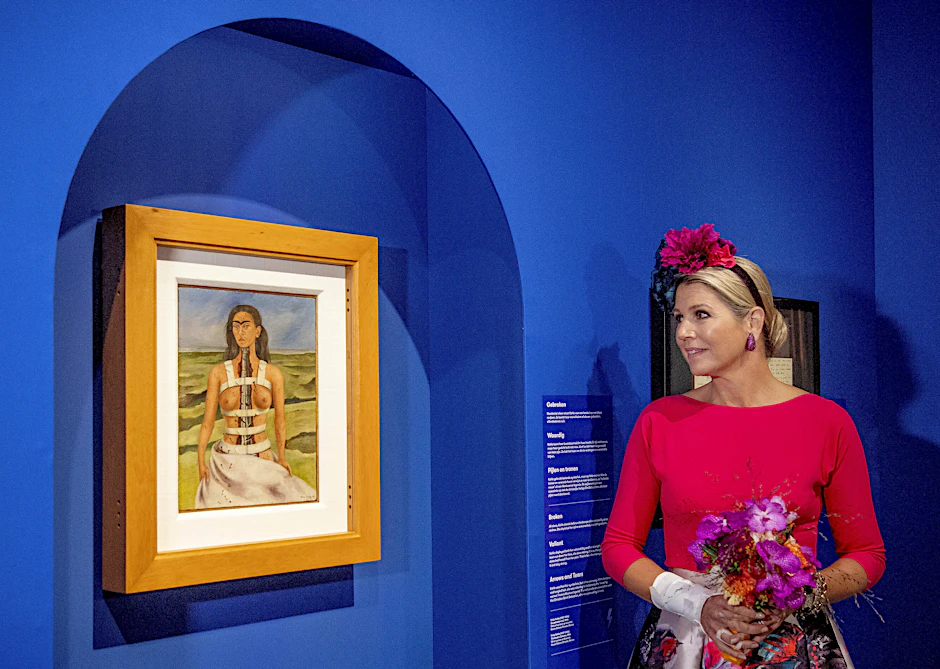 Kommunistin neben Königin: Máxima der Niederlande bei Frida-Kahlo-Ausstellung in Assen, 2021, mit Bild „Gebrochene Säule“.
