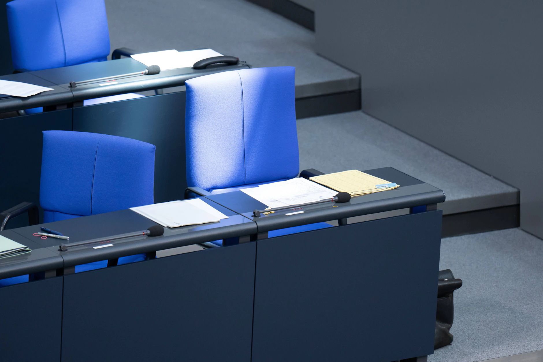 Der leere Stuhl des Bundeskanzlers im Deutschen Bundestag