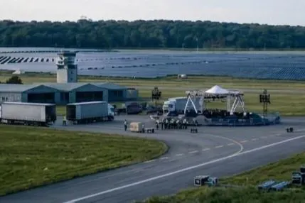 Dieses Foto ist im Netz aufgetauscht - es soll angeblich die Bühne für „Ein sehr gutes Quiz“ auf dem Flugplatz Neuhardenberg zeigen. Doch Nutzer wollen es als KI-Fake enttarnt haben.