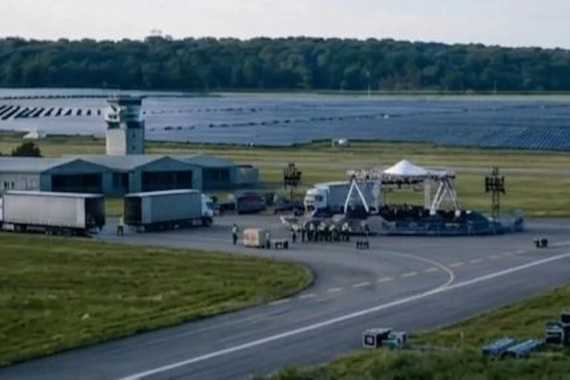 Dieses Foto ist im Netz aufgetauscht - es soll angeblich die Bühne für „Ein sehr gutes Quiz“ auf dem Flugplatz Neuhardenberg zeigen. Doch Nutzer wollen es als KI-Fake enttarnt haben.