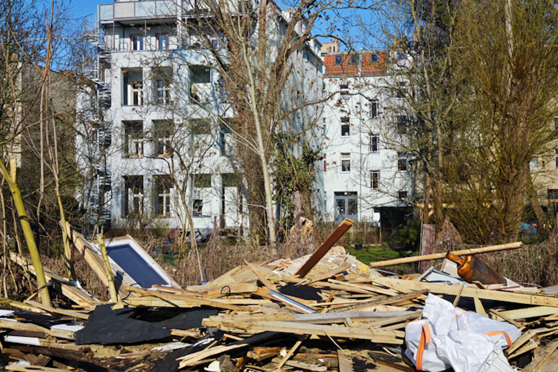 Von den Balkonen in der Köpenicker Puchanstraße schaut man direkt auf die Müllkippe, die mal eine Kleingartenanlage war.