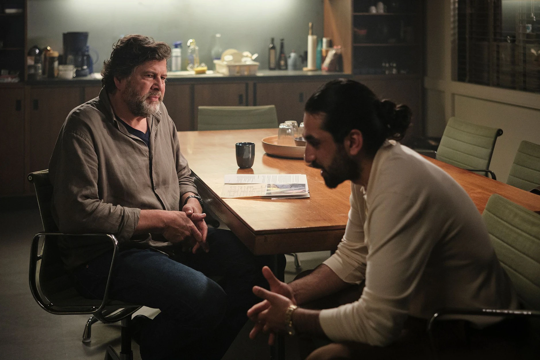 Friedemann Berg (Hans-Jochen Wagner, l.) verhört den Tatverdächtigen Ramin Taremi (Omid Memar).