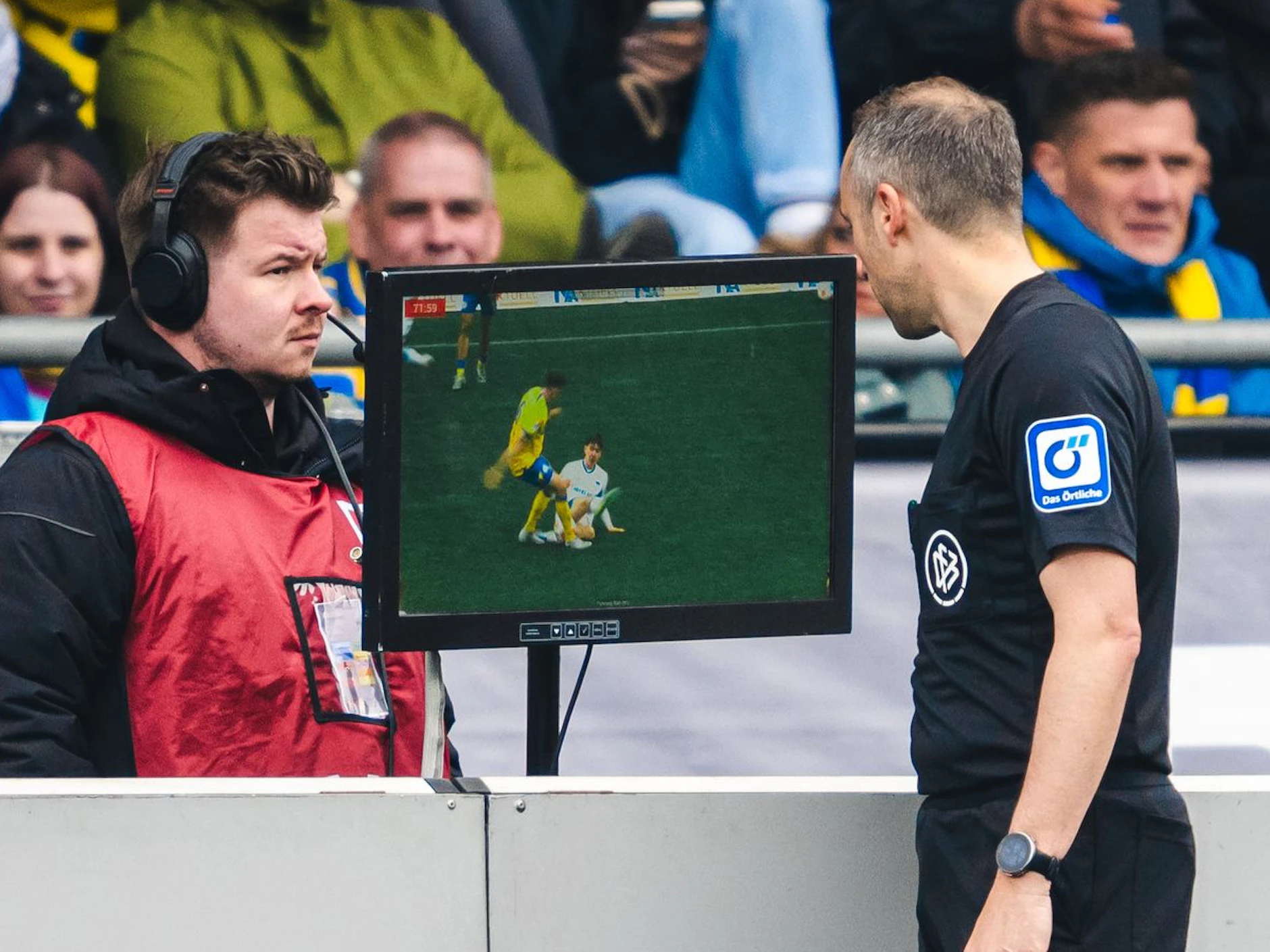 Schiedsrichter Patrick Alt überprüft das Foul von Kennet Eichhorn und zeigt danach Rofür Herthas Wunderkind.