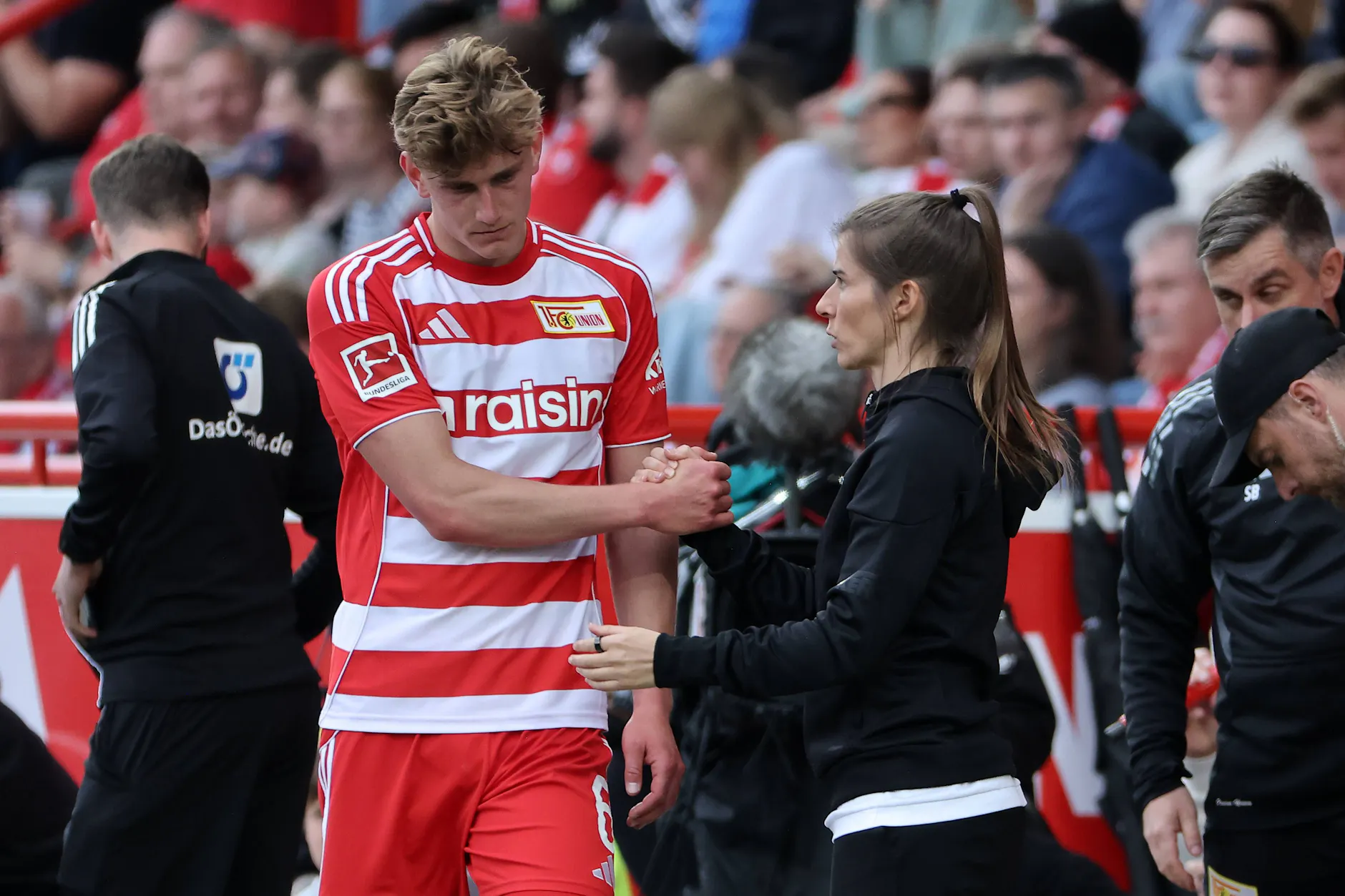 Union-Trainerin Marie Louise Eta bedankt sich bei Aljoscha Kemlein nach seiner Auswechslung.