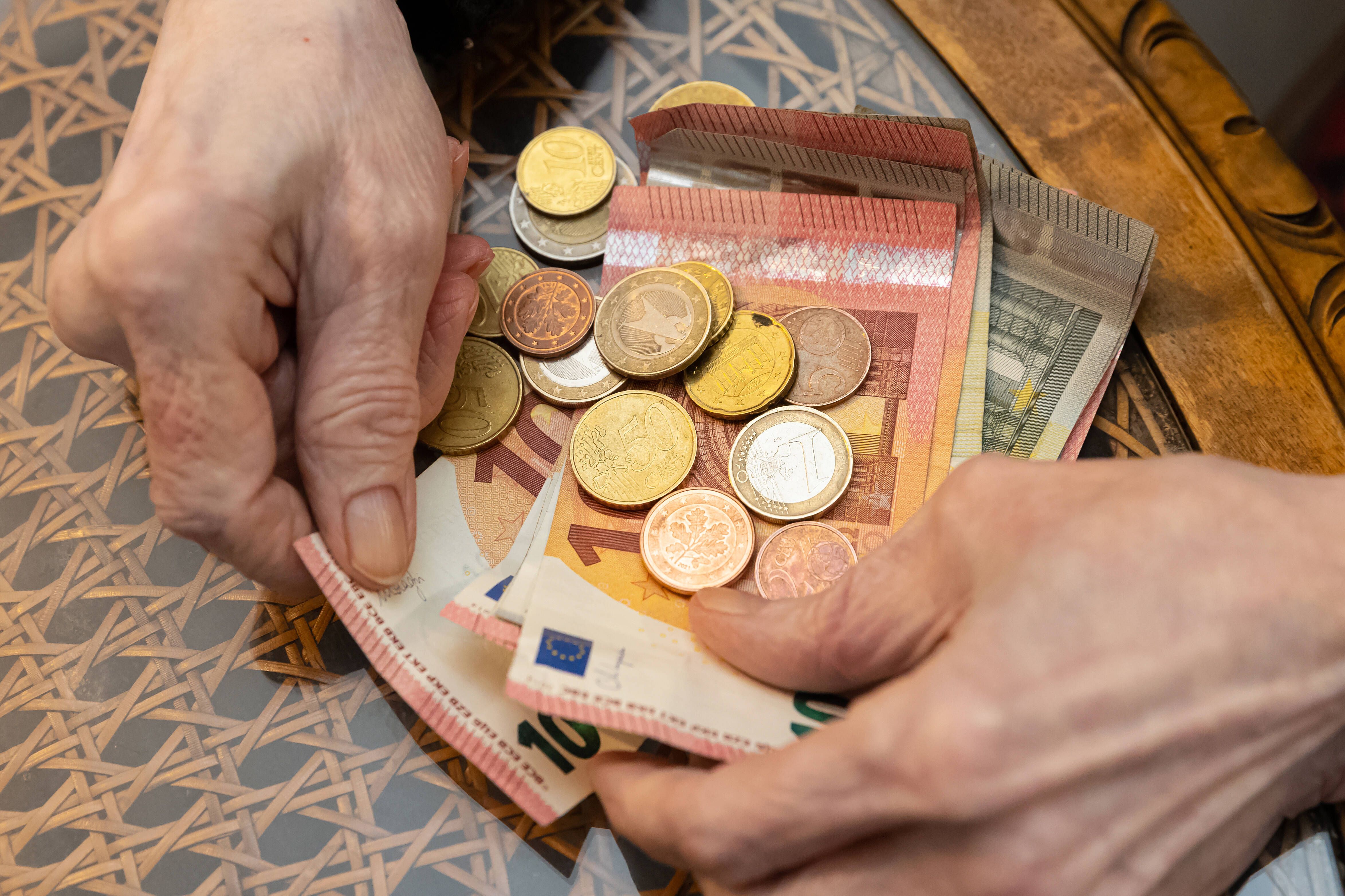 Schlag für Rentner: Pensionen sollen dreimal so stark steigen wie die Rente