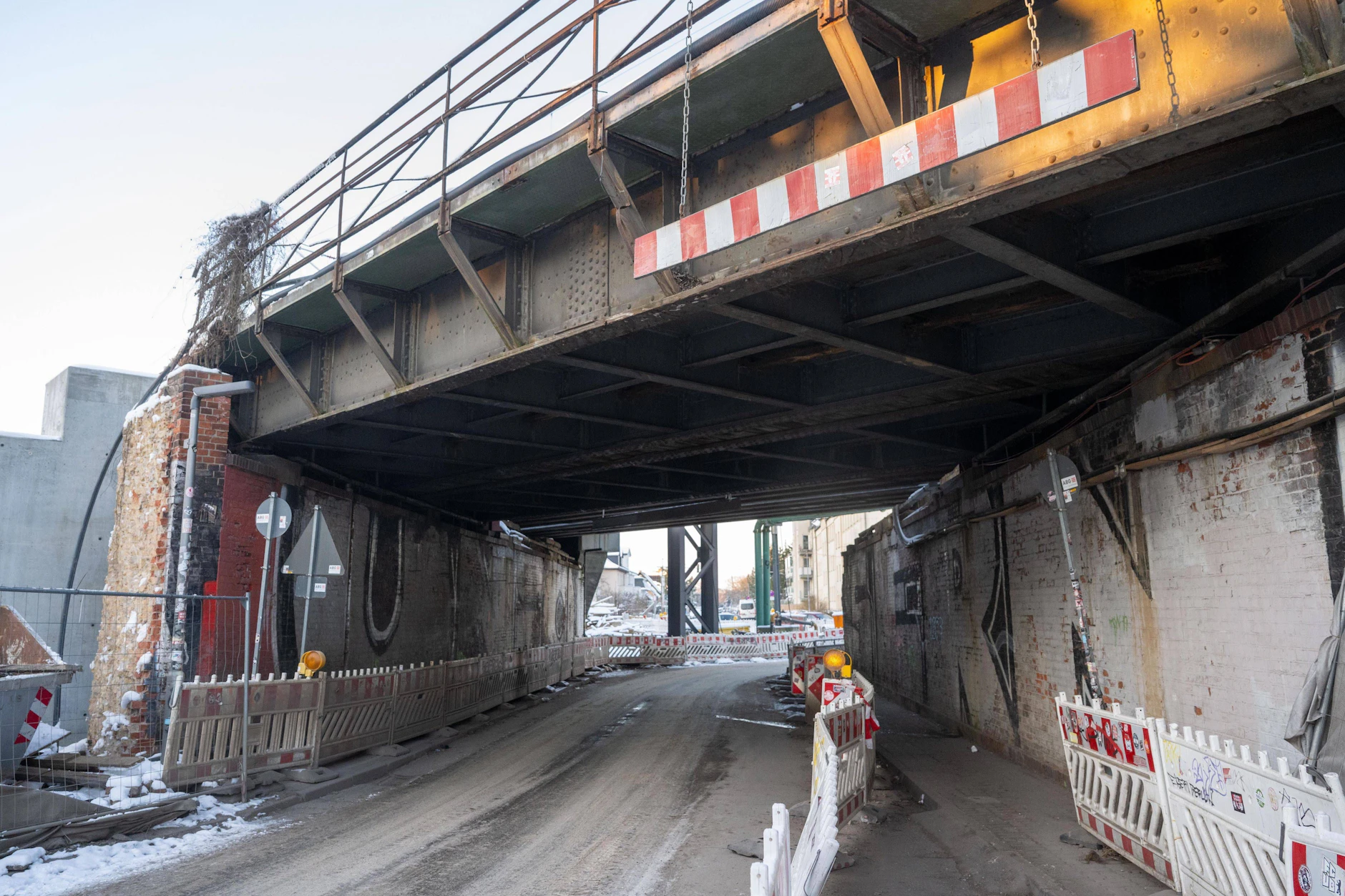 Die Unterführung in der Hämmerlingstraße wird nun ein weiteres Mal gesperrt, weil hier Bauarbeiten stattfinden. Autofahrer brauchen ab Montag starke Nerven.