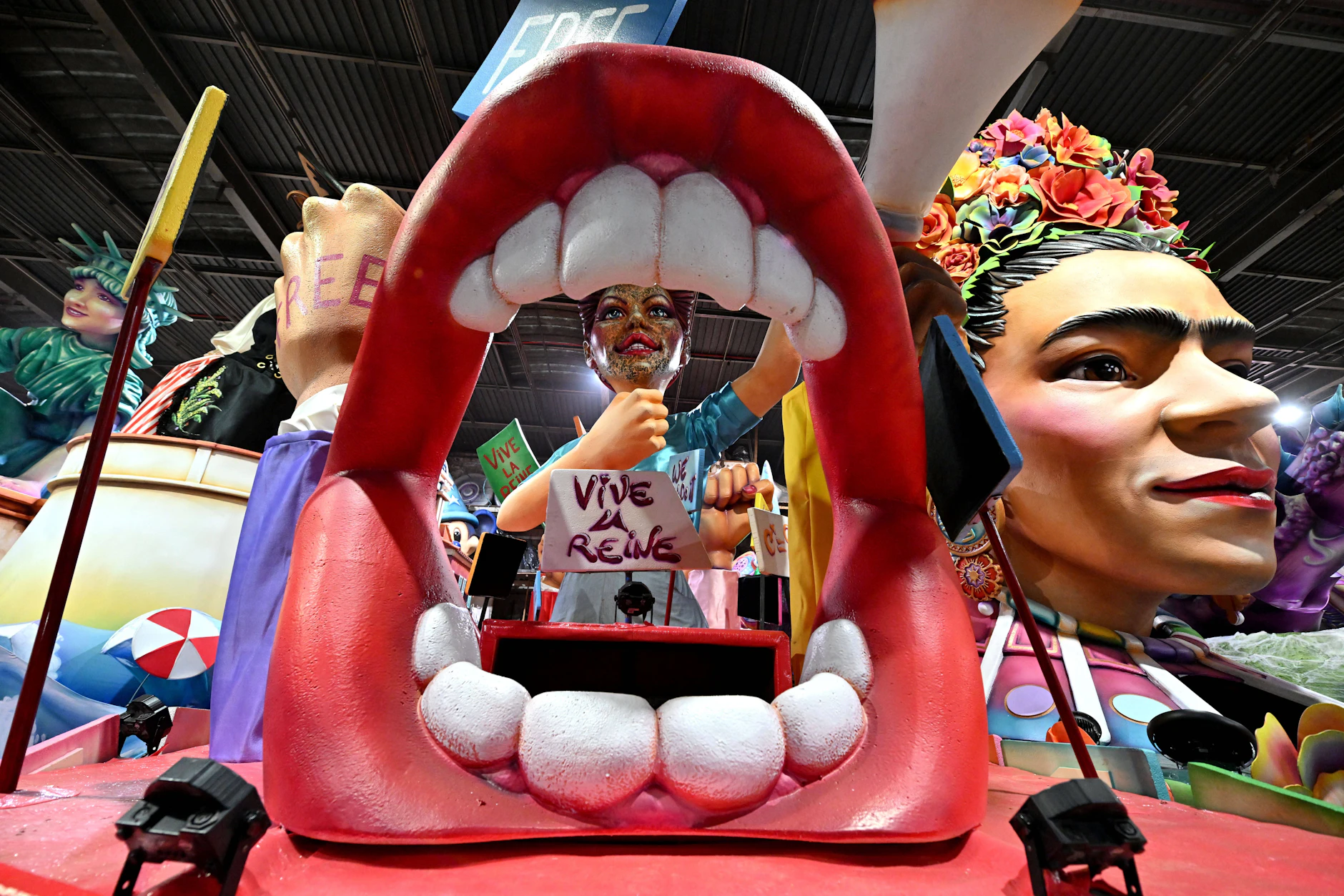 Frida Kahlo beim Karneval in Nizza, Frankreich.