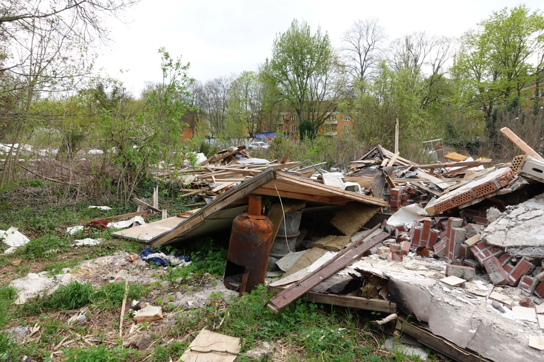 Die Lauben in der KGA Mühlenfließ wurden im Dezember abgerissen, doch der ganze Schutt blieb liegen.
