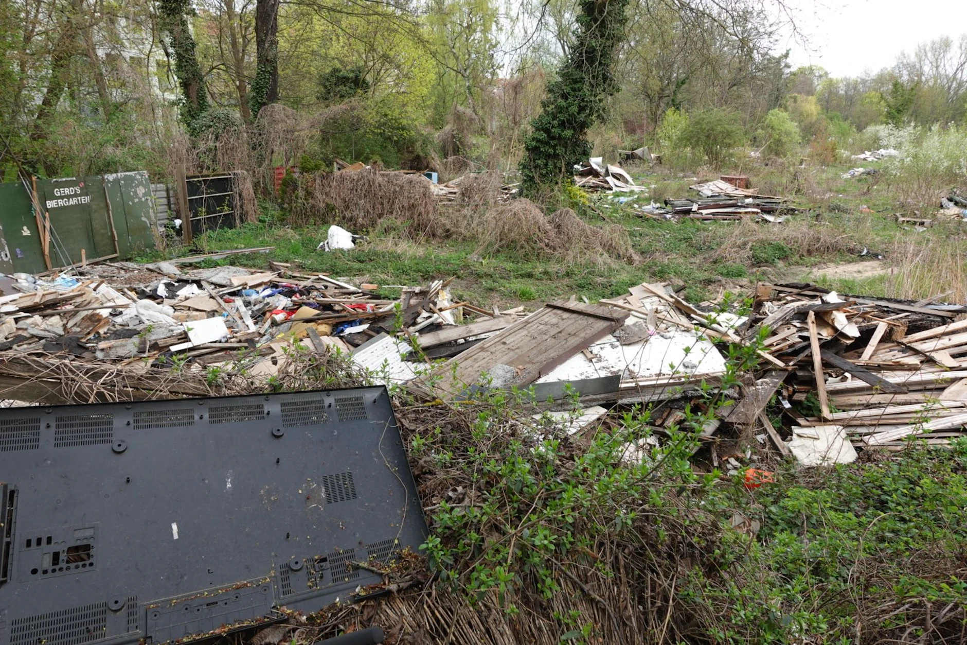„Gerd’s Biergarten“ steht noch an einer Wand, hinter der die Alte Erpe verläuft. Gerd wurde rausgeklagt, jetzt verrottet alles.