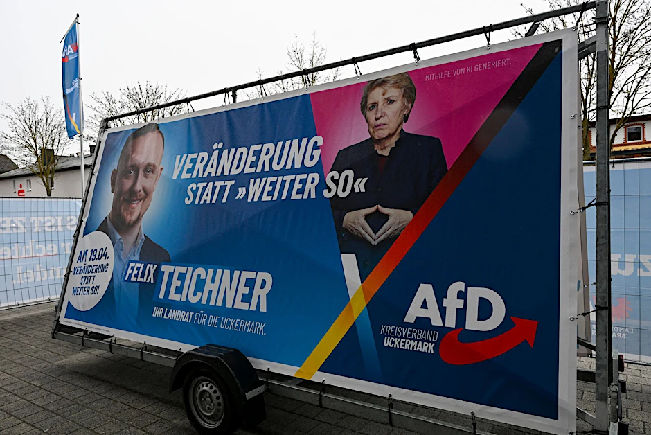 Ein Wahlplakat für die Landratswahl des AfD-Landtagsabgeordneten Felix Teichner.
