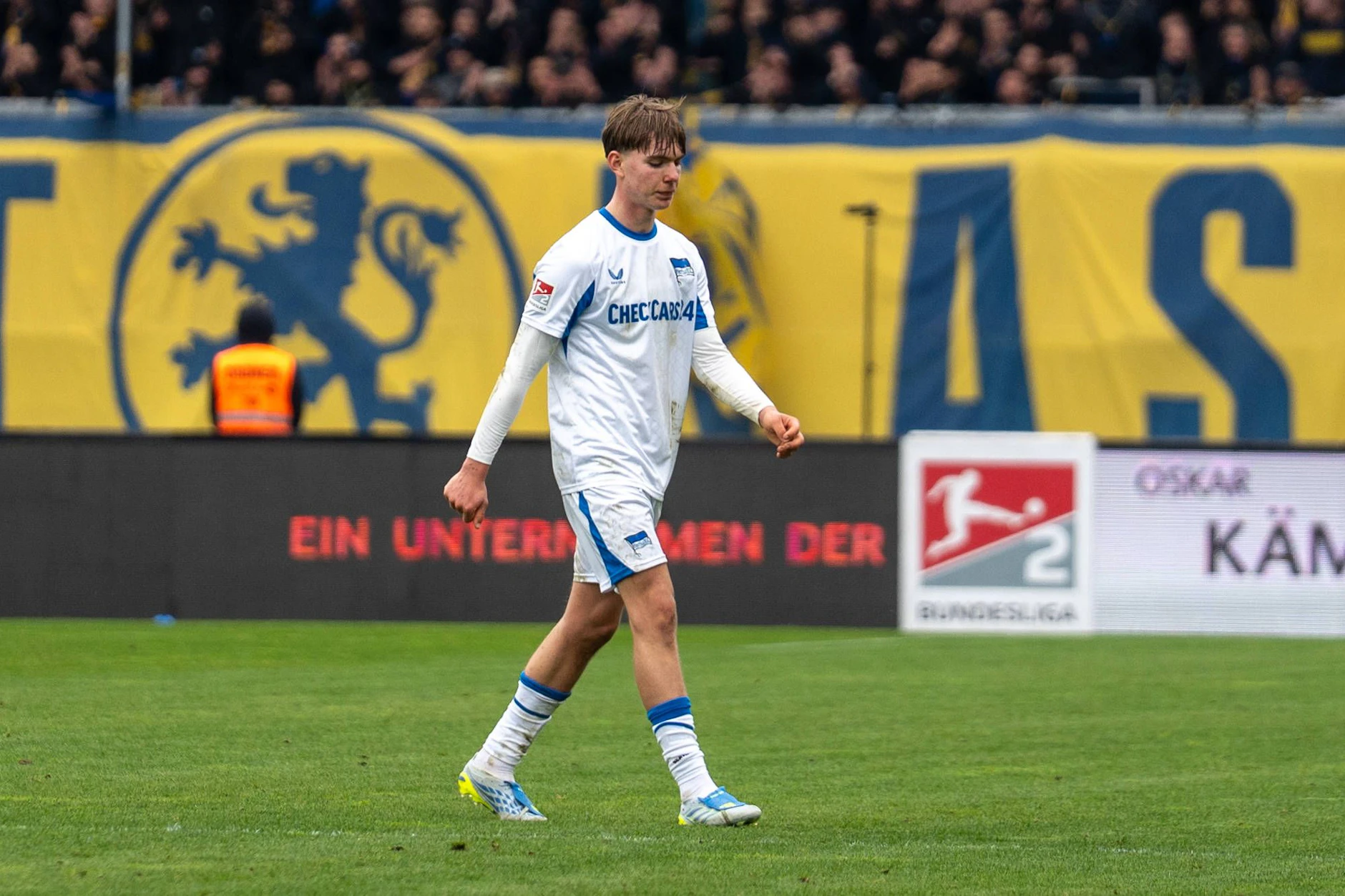 Hertha-Wunderkind Kennet Eichhorn verlässt mit Frust den Platz. Nach VAR-Entscheidung sah er Rot wegen einer Grätsche.