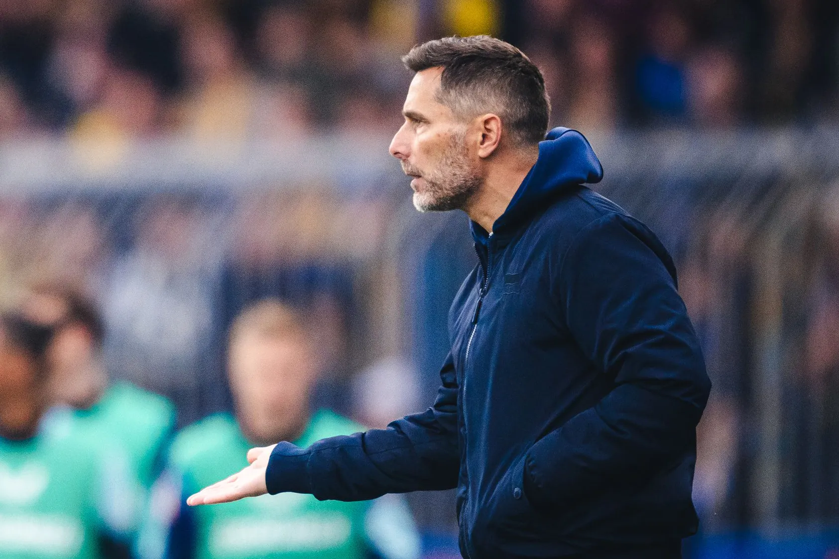 Trainer Stefan Leitl von Hertha BSC gestikuliert während des Spiels zwischen Eintracht Braunschweig und Hertha BSC.