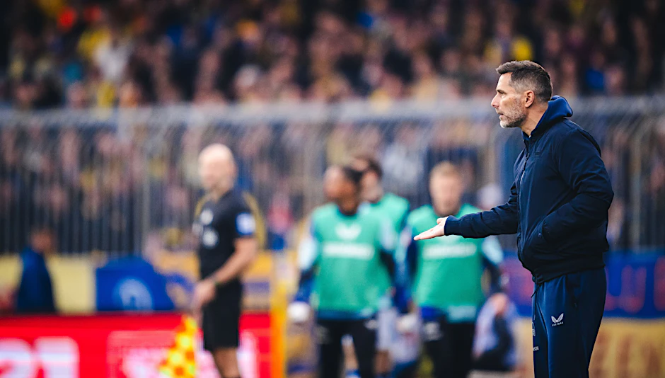 Trainer Stefan Leitl von Hertha BSC gestikuliert während des Spiels zwischen Eintracht Braunschweig und Hertha BSC.