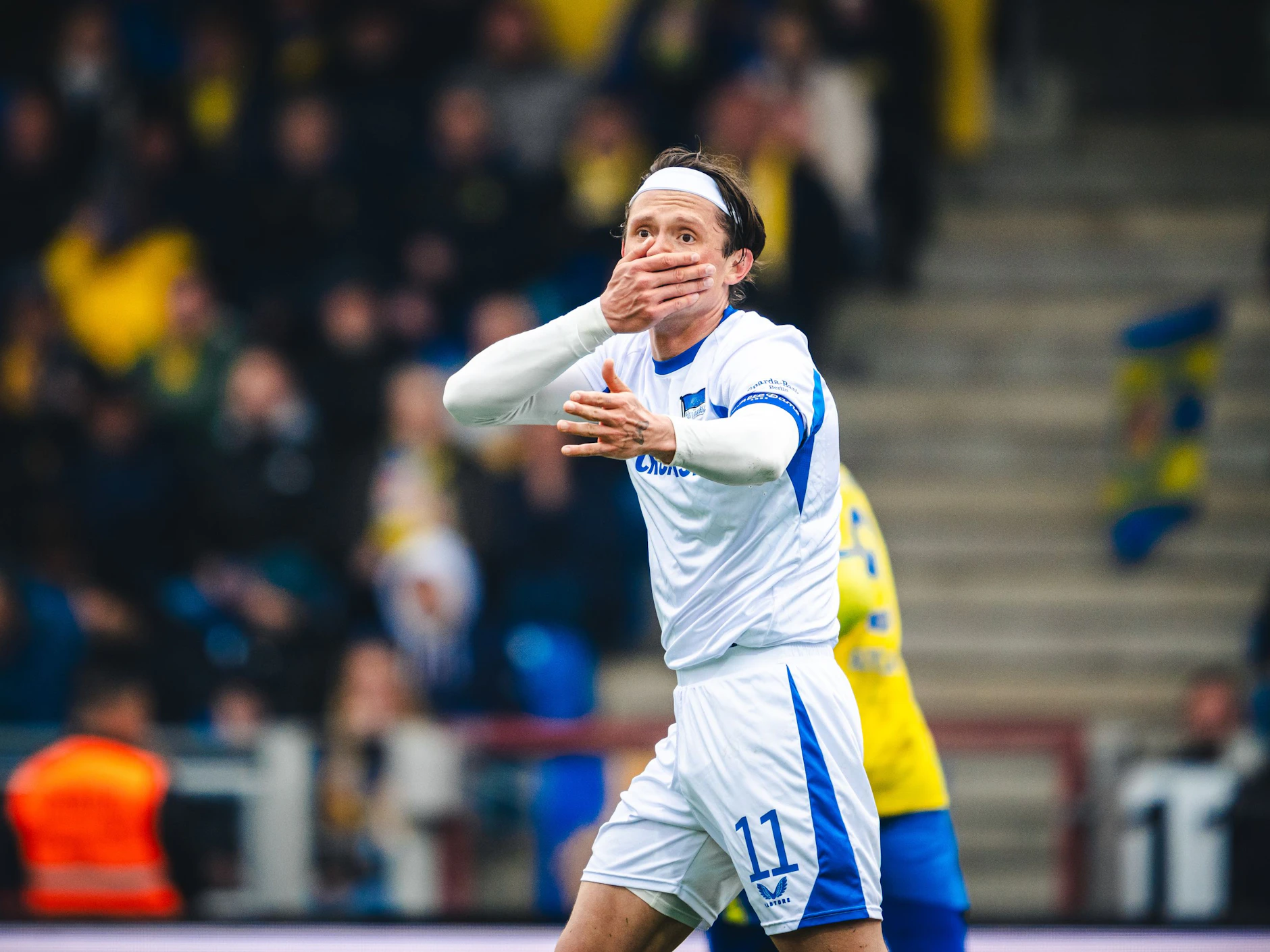 Fabian Reese von Hertha BSC kann den verschenkten Sieg in Braunschweig nicht fassen.