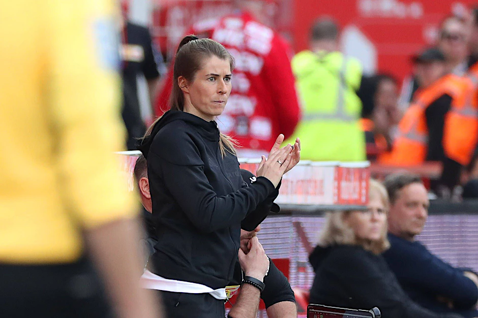 Union-Trainerin Marie-Louise Eta munterte die Spieler immer wieder am Spielfeldrand auf. Doch es half nicht. Die Köpenicker verloren 1:2 gegen den VfL Wolfsburg.
