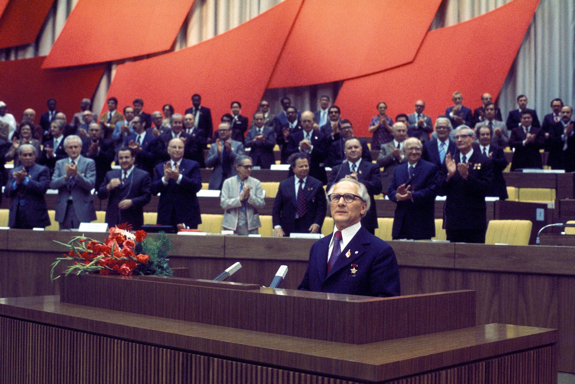 Erich Honecker wollte den Palast der Republik auch schnell für den SED-Pafrteitagsauftritt im Mai 1976 fertig haben.
