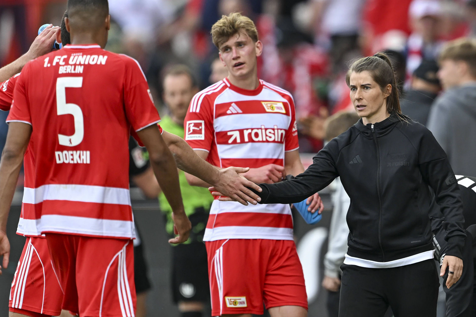 Wieder kein Heimsieg: Danilho Doekhi (l.) und Aljoscha Kemlein (Mitte) kennen das Gefühl schon, für Trainerin Marie-Louise Eta war's beim Debüt die erste schmerzliche Erfahrung.