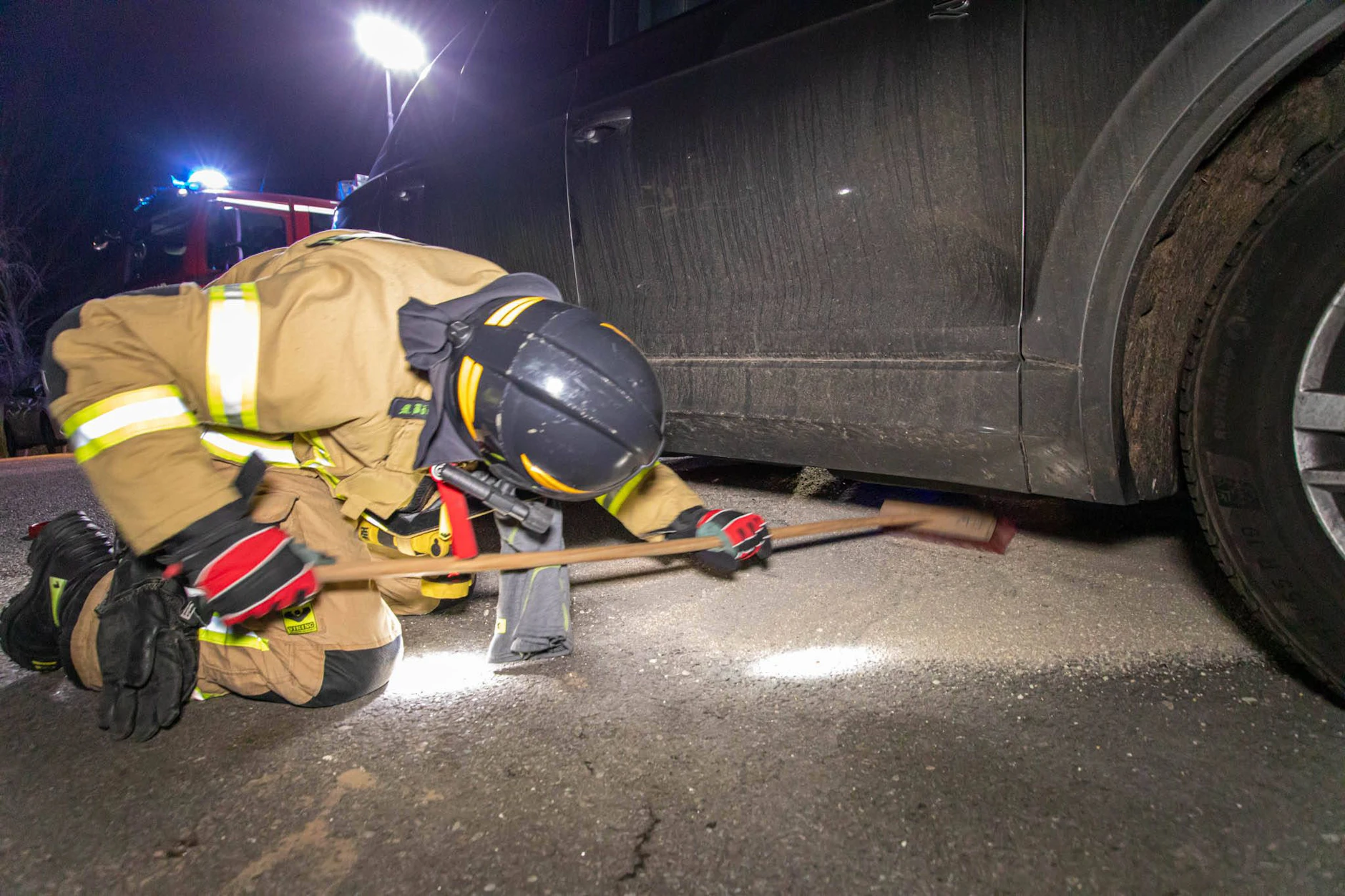 Ein Polizist nimmt einen Sprit-Klau auf.