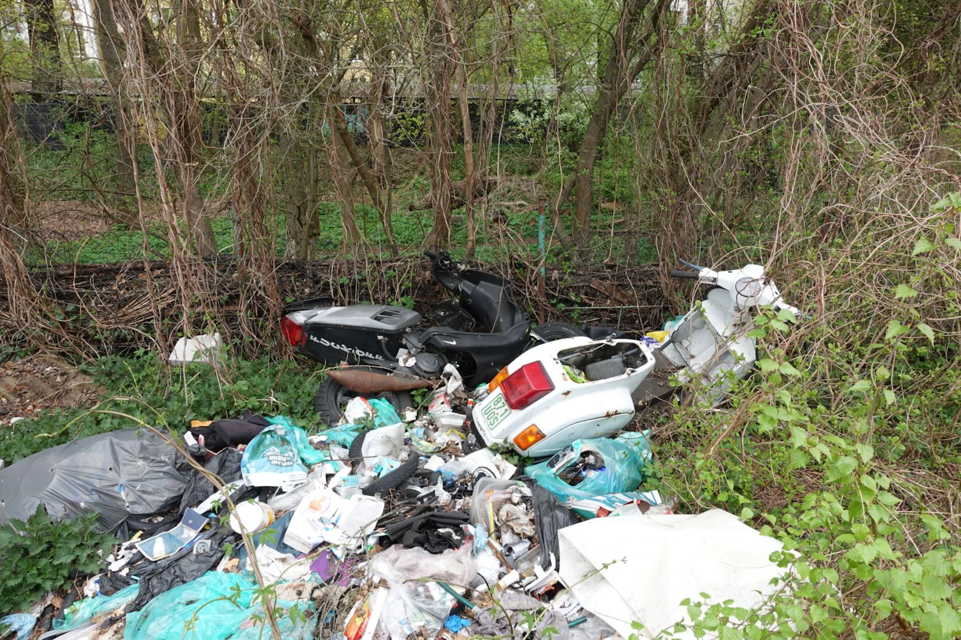 Inmitten der Schuttreste vergammlen zwei Motorroller.