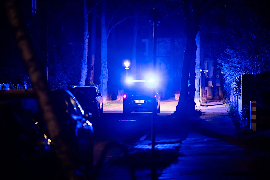 Polizeifahrzeug fährt während eines Stromausfalls durch die Beskidenstraße in Nikolassee.