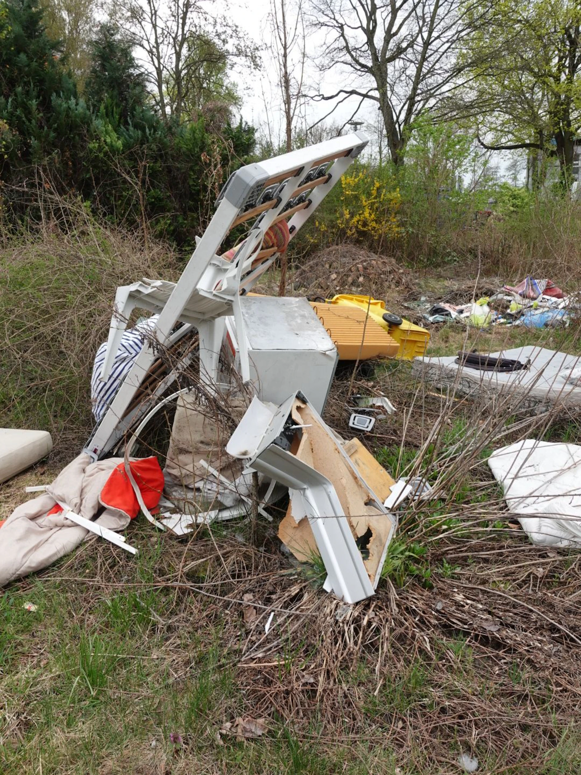 Auch gefährlicher Elektroschrott wie alte Kühlschränke verrotten auf dem Gelände in Berlin-Köpenick.