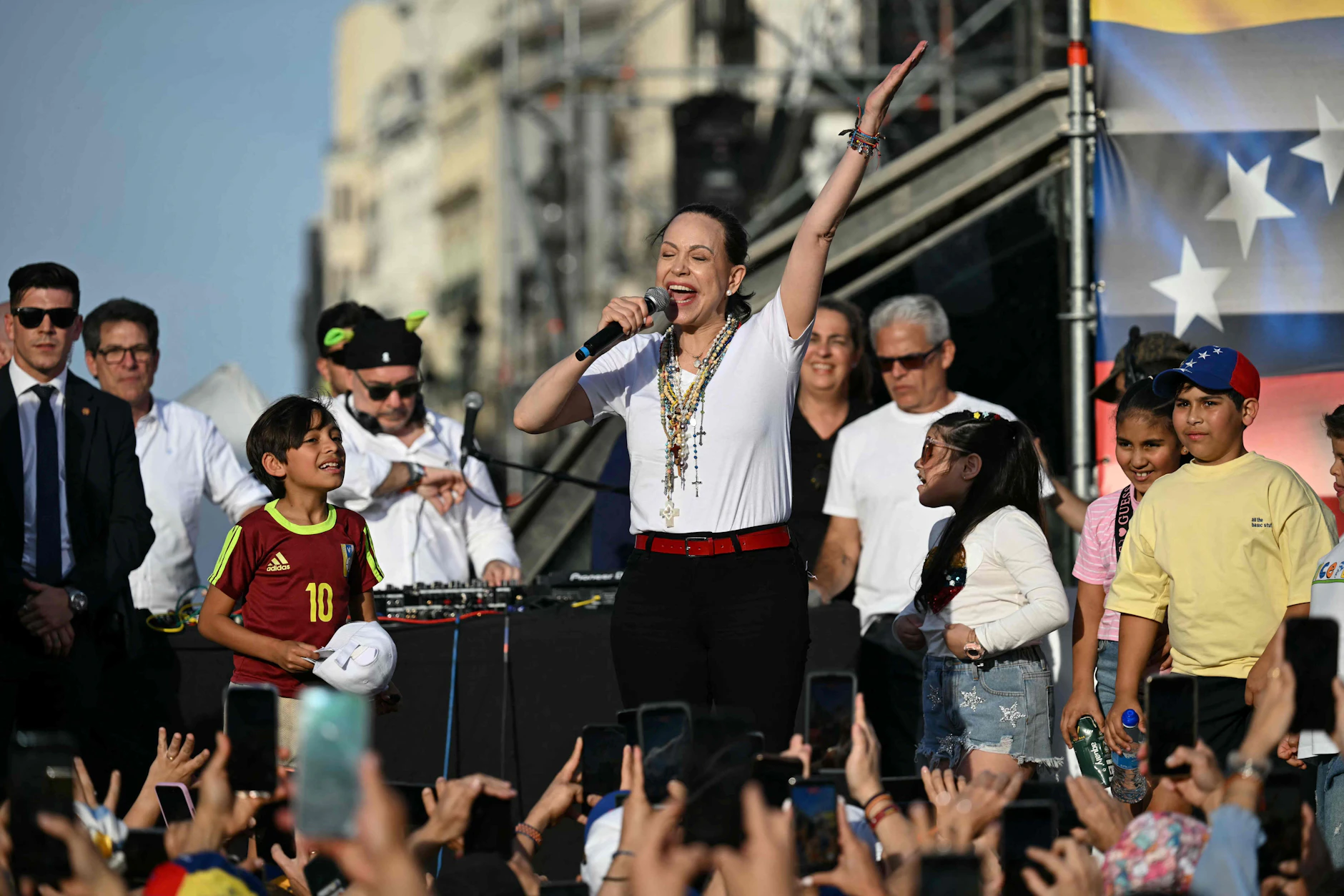 Die venezolanische Oppositionsführerin María Corina Machado spricht auf der Bühne an der Puerta del Sol in Madrid zu ihren Anhängern.