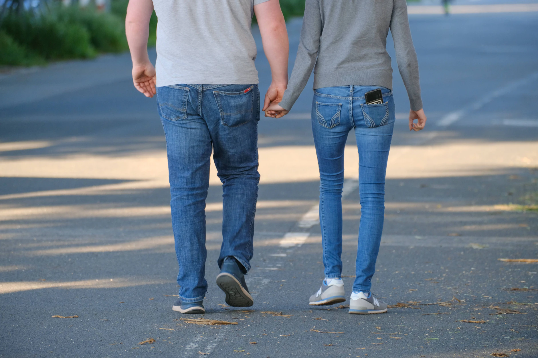 Um die Passform von Jeans zu erhalten, sollten sie bei 30 Grad gewaschen werden und anschließend nicht in den Trockner gelegt werden.