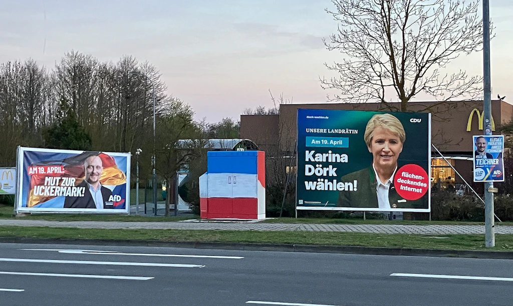  Wahlplakate der AfD (l) und der CDU für die Landratswahl in der Uckermark stehen im Nordosten Brandenburgs an der Straße. 