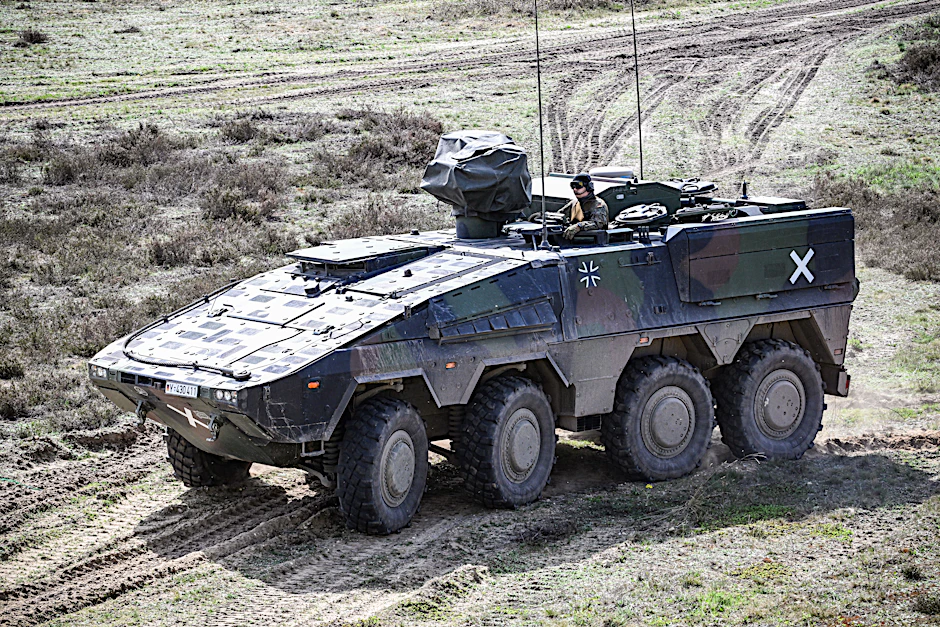 Liebherr will offenbar Teile für Militärfahrzeuge wie den Radpanzer Boxer in Rostock bauen lassen.