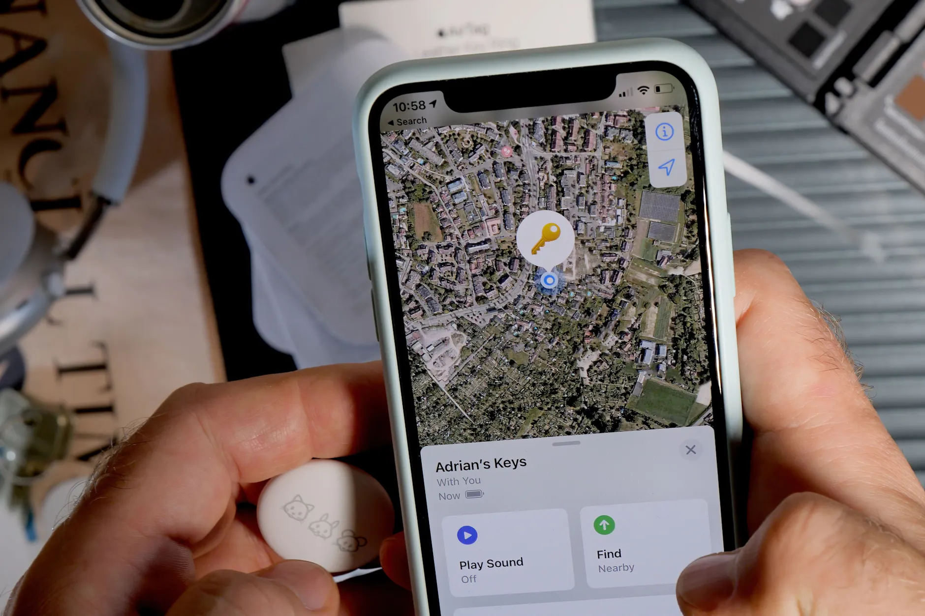 Per Smartphone lässt sich ein Bluetooth-Tracker in Echtzeit orten – genau das nutzten Journalisten, um ein Kriegsschiff zu verfolgen. (Symbolfoto)