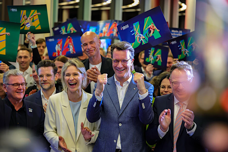 Köln: NRW-Ministerpräsident Hendrik Wüst (CDU, Mitte) jubelt nach der erfolgreichen Abstimmung um die Olympischen Spiele.