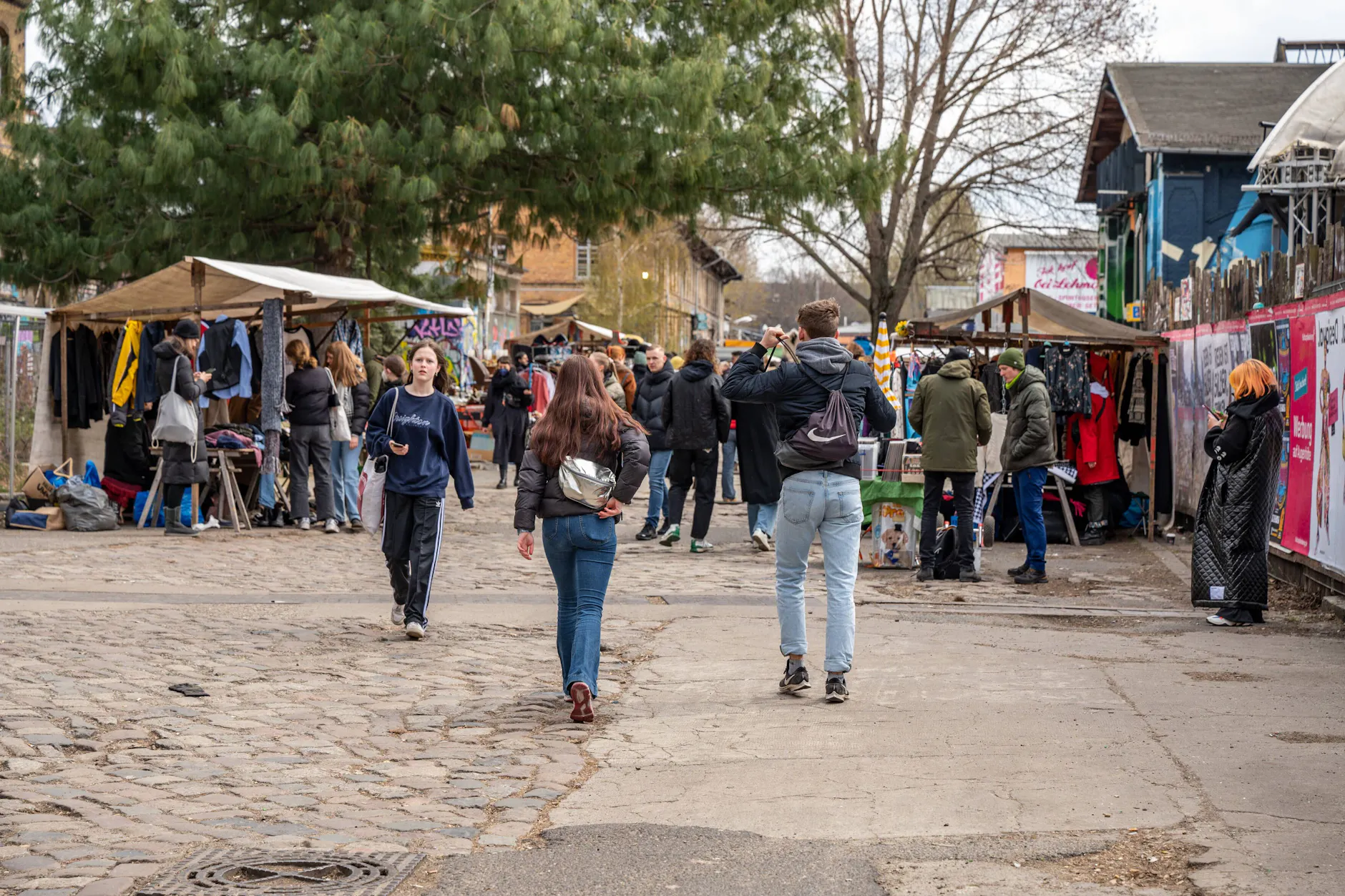 Der Flohmarkt auf dem RAW-Gelände in Friedrichshain gehört jeden Sonntag zu den Hotspots für Secondhand-Mode, zieht deswegen auch viele Touristen an.