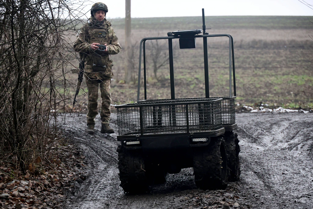 Ein unbemanntes Bodenfahrzeug der ukrainischen Nationalgarde. Das System wurde von Unterstützern aus Litauen für Transporte und Logistik an der Front beschafft.