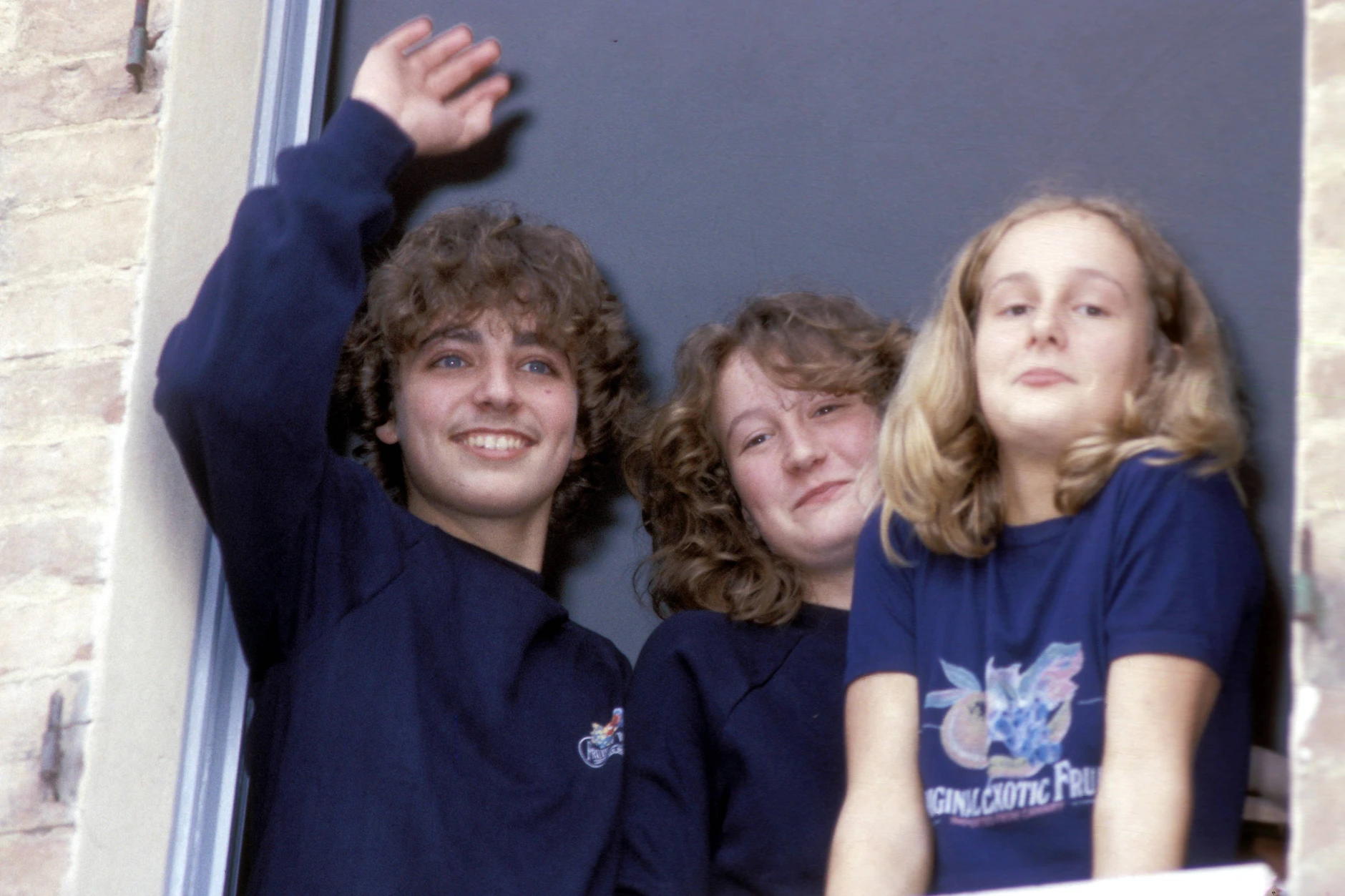 Sabine (r). und Susanne Kronzucker und ihr Cousin Martin Wächtler nach der Entführung.