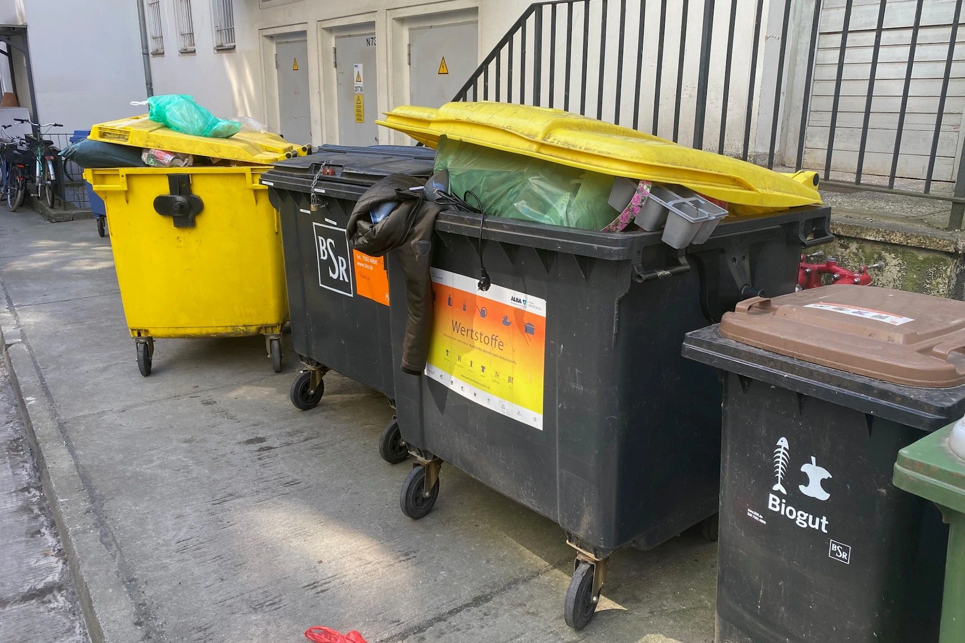 Überlaufende Müllcvontainer in einem Hof im Nikolaiviertel.