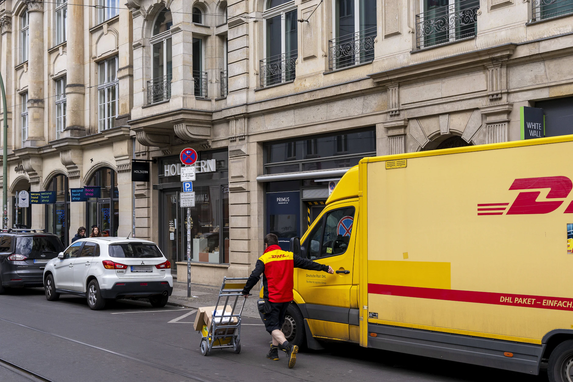 Laut Jobvergleichsportalen verdient ein Paketbote bei DHL in Berlin durchschnittlich 30.700 Euro brutto im Jahr.