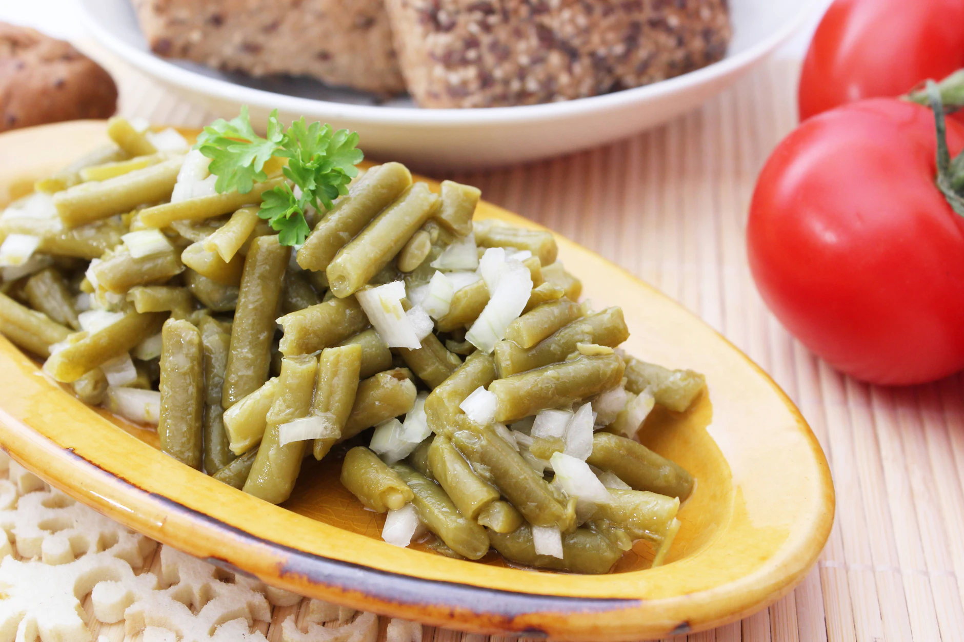 Servieren Sie den Bohnensalat nach Omas Rezept als Beilage oder einfach so. Solche frischen Salate verfeinern einfach jedes Abendessen!