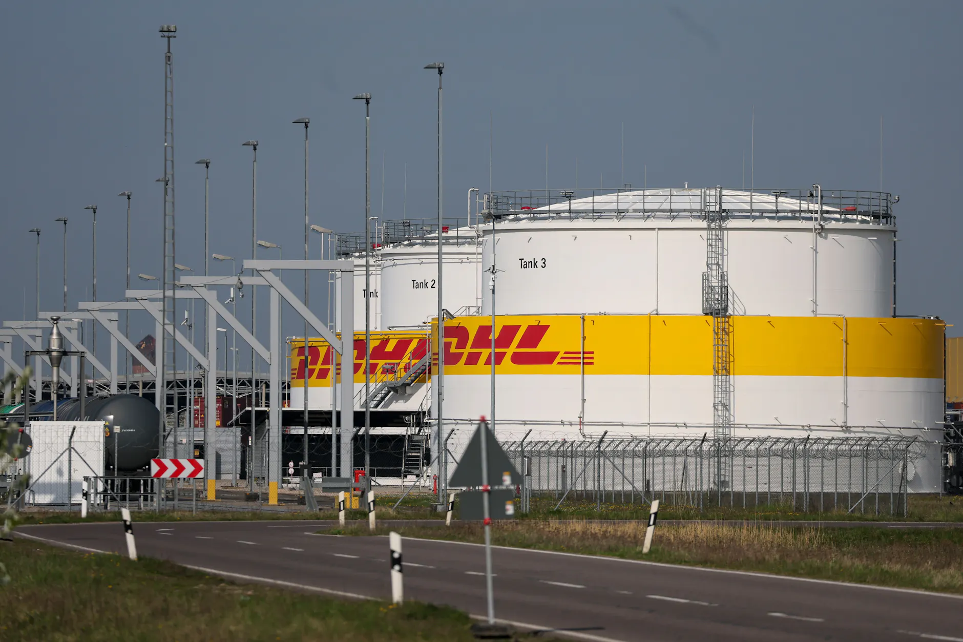 Blick auf das Tanklager von DHL am Flughafen Leipzig/Halle.
