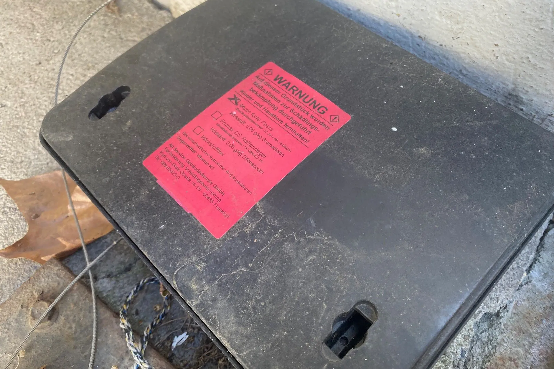 Ein schwarzer Kasten mit Giftködern.