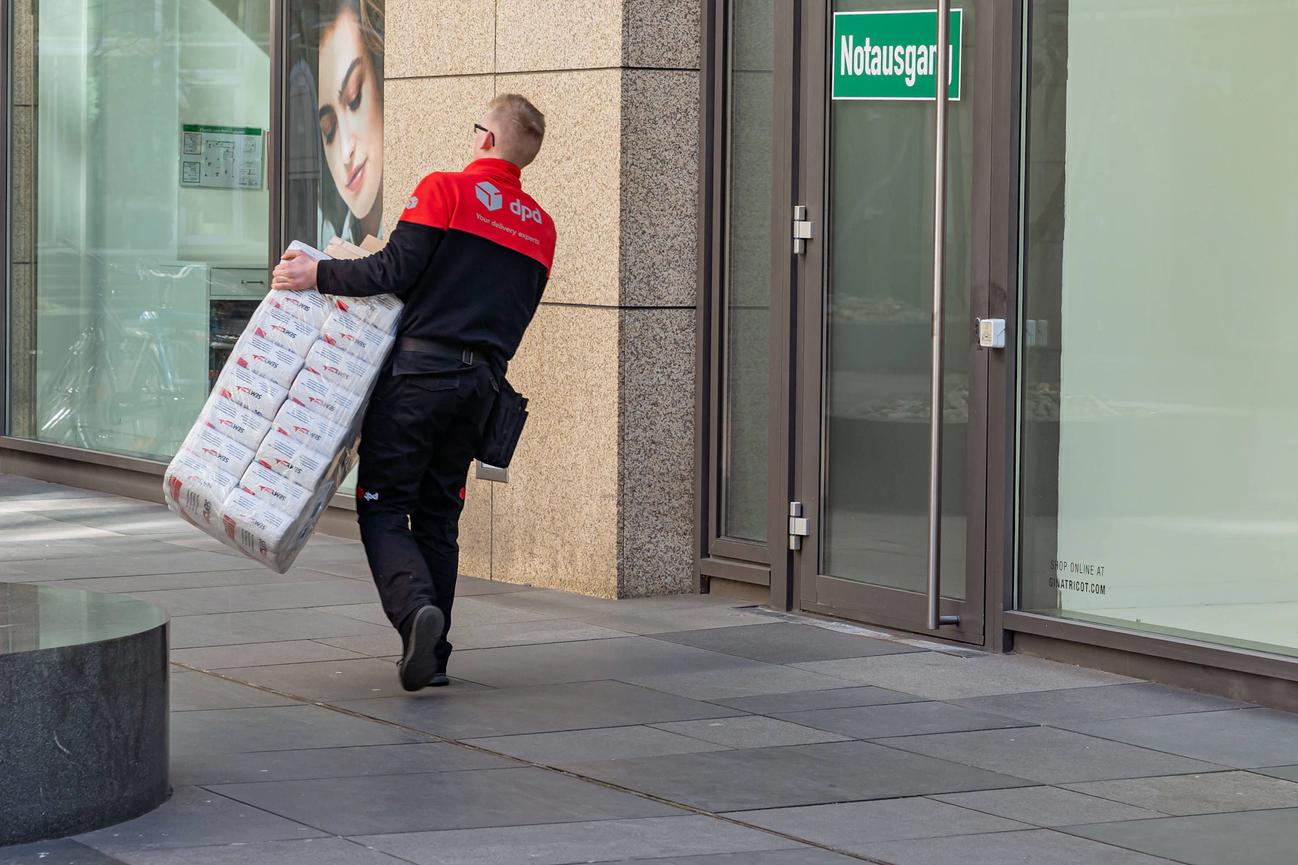 Sie schleppen unsere Online-Bestellungen. DPD-Boten verdienen monatlich zwischen 2000 Euro und 2700 Euro brutto.