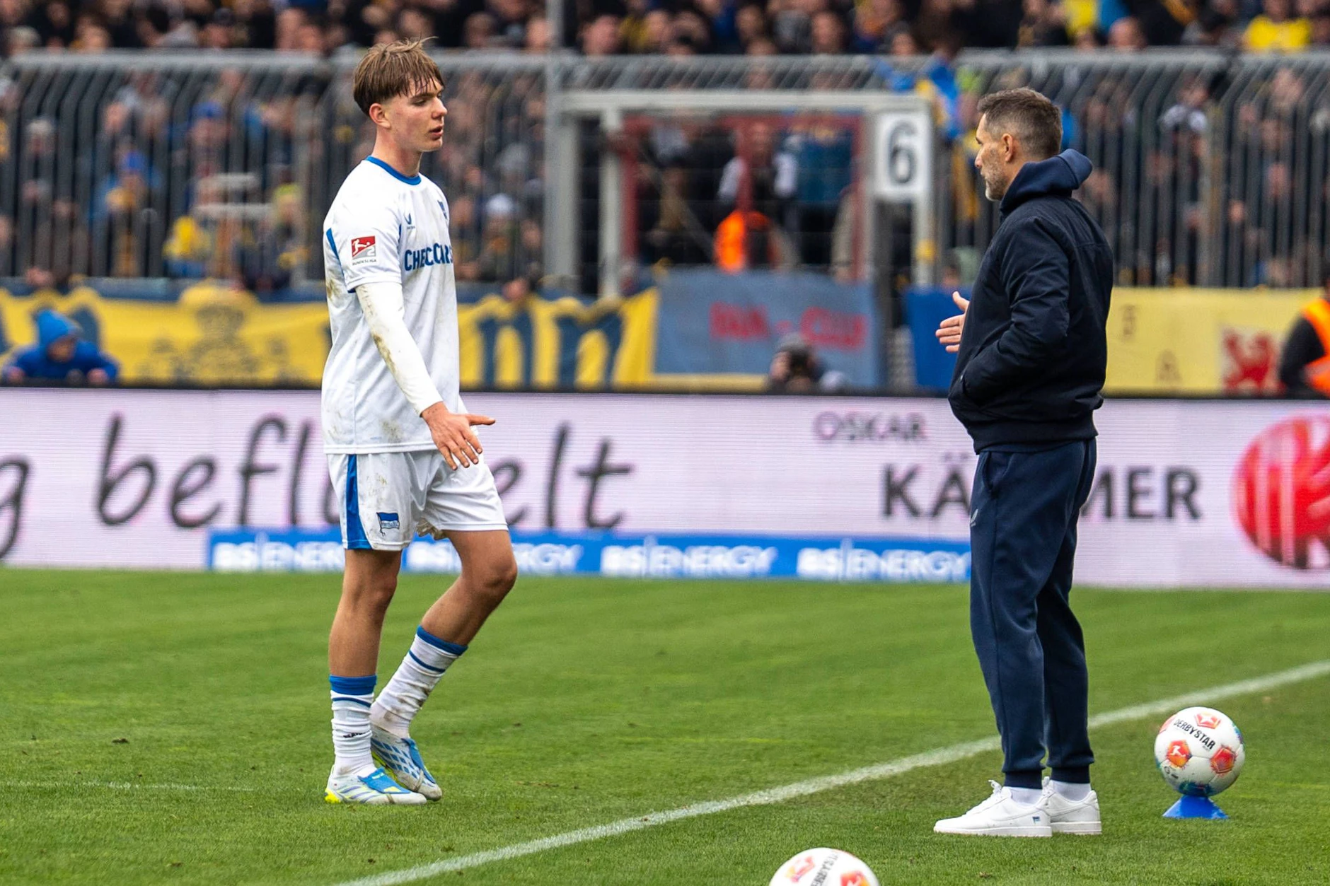 Bitterer Abgang! Kennet Eichhorn läuft nach seiner Roten Karte geknickt vom Platz. Hertha-Trainer Stefan Leitl versucht ihn zu trösten.