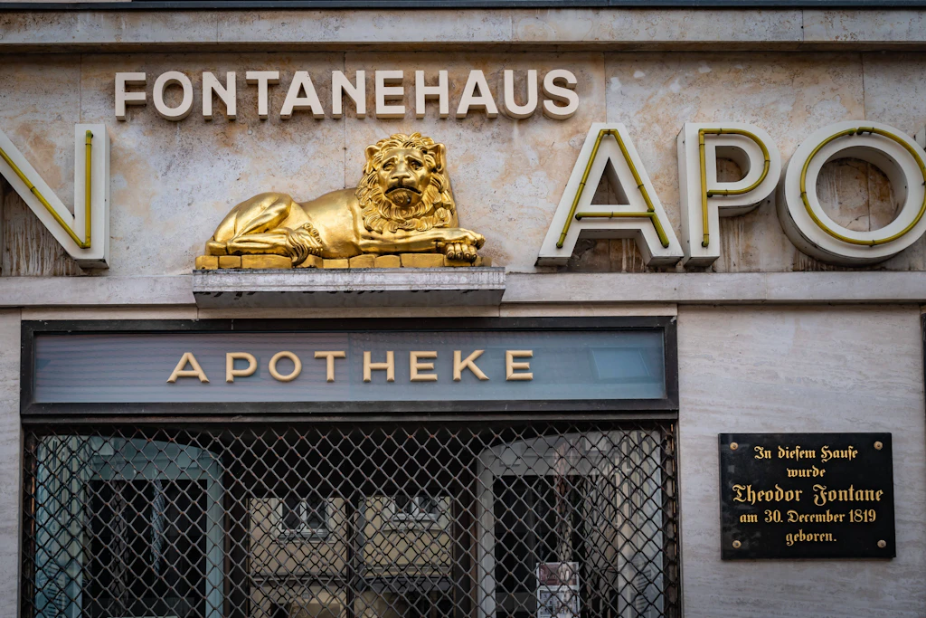 Apotheke im Erdgeschoss des Geburtshauses von Theodor Fontane, der selbst Apotheker war, in Neuruppin.