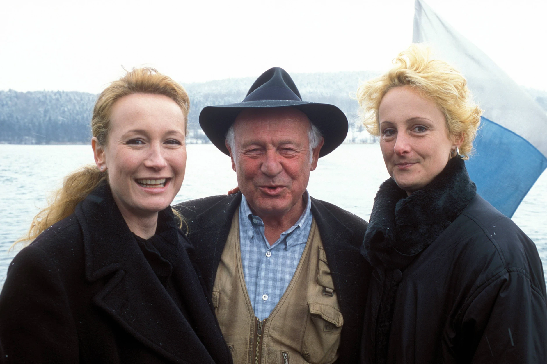 Dieter Kronzucker mit seinen Töchtern Susanne (l.) und Sabine im Jahr 2001.