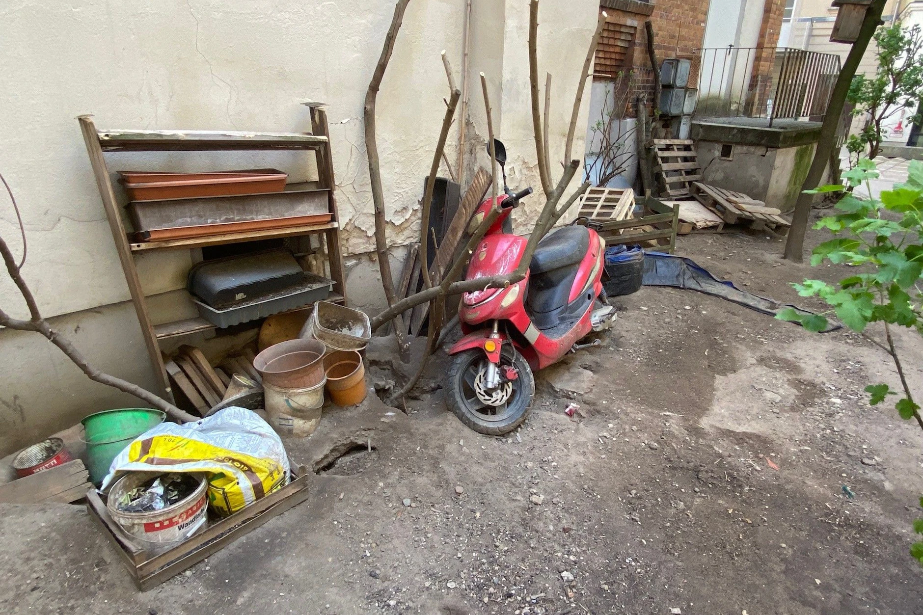 Ein ausgedienter Motorroller, dazu jede Menge Sperrmüll: <a href="https://www.berliner-kurier.de/berlin/jetzt-muessen-unsere-kinder-berlin-vor-der-vermuellung-retten-li.10027869">ein vermüllter Hinterhof im Nikolaiviertel</a> – auch so etwas lockt Ratten an.