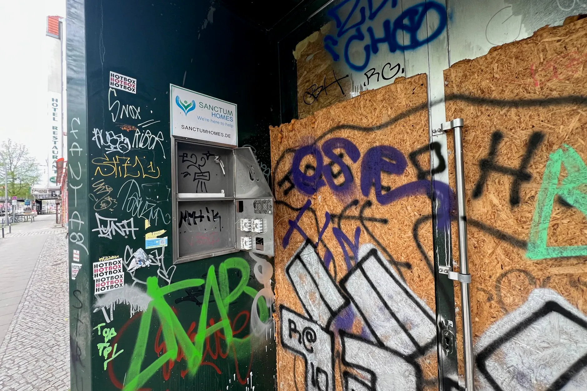 Der Eingang zum Hostel in der Gürtelstraße ist verbarrikadiert.