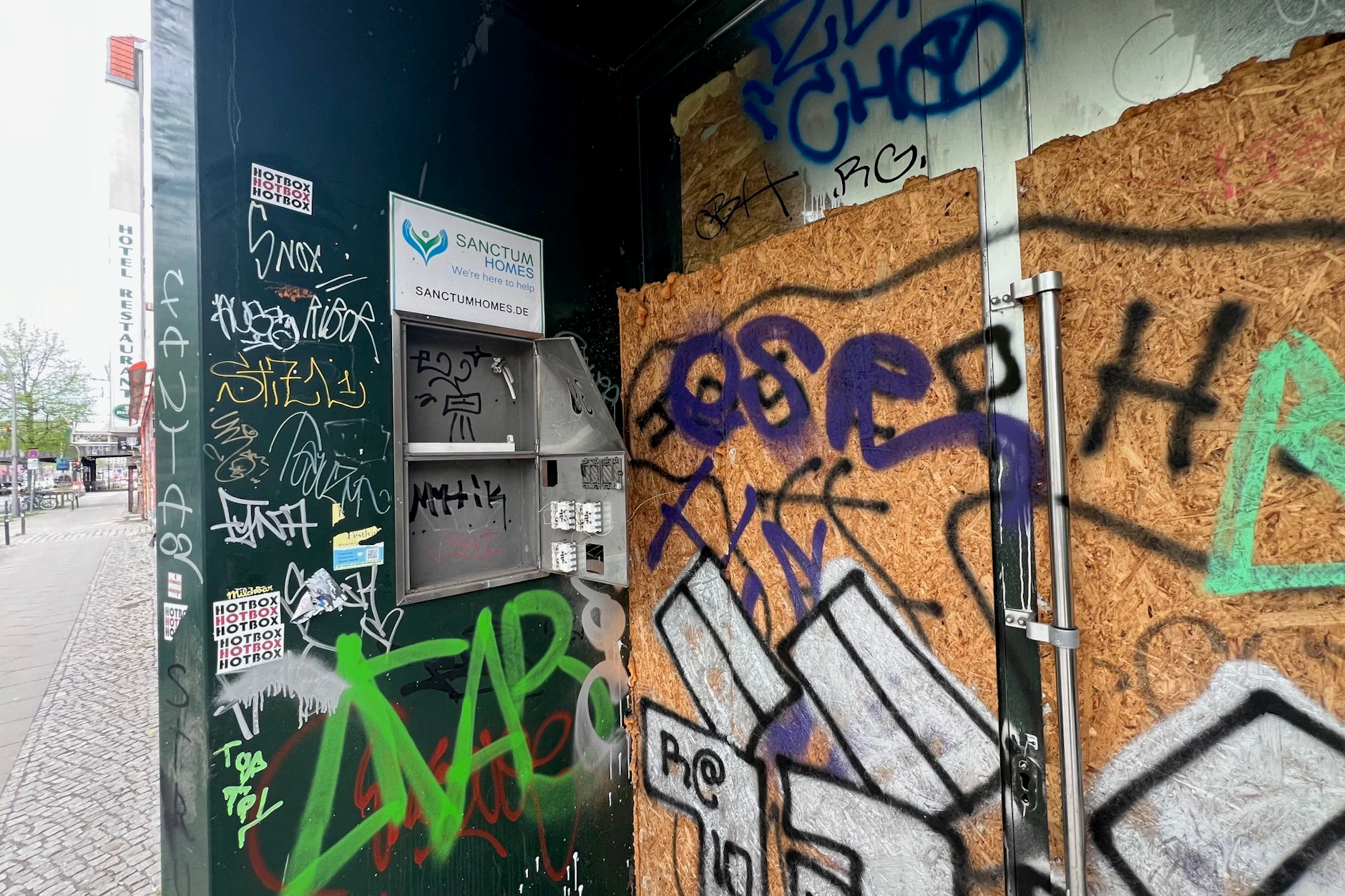 Der Eingang zum Hostel in der Gürtelstraße ist verbarrikadiert. 